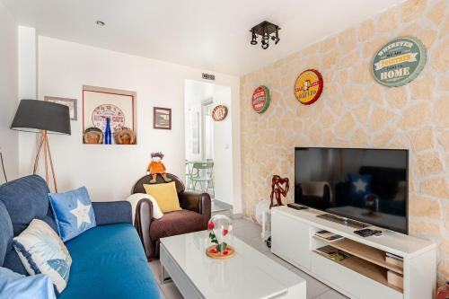 Μια τηλεόραση ή/και κέντρο ψυχαγωγίας στο Cozy appartment Roissy CDG-Paris -Asterix-ParcExp