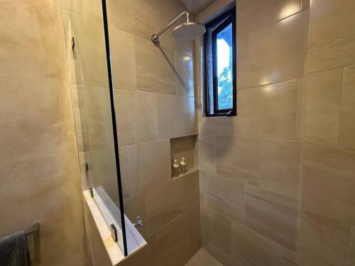 Un baño con ducha con ventana. en Loft Loreto en Val'Quirico, en Santeagueda