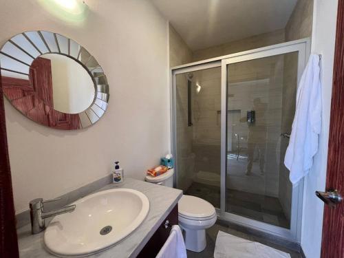 Un baño con inodoro, lavabo y ducha. en Loft River, en Santeagueda