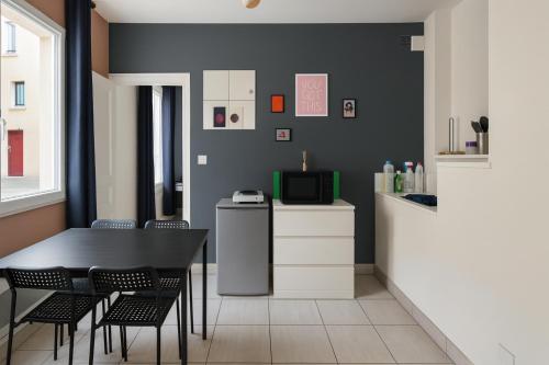 Kuchyň nebo kuchyňský kout v ubytování Maison Centre ville Meaux-Gare-Disney