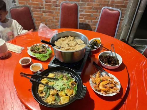 a table with a pot of food on top of it at 茄苳仔23民宿 in Zhuqi