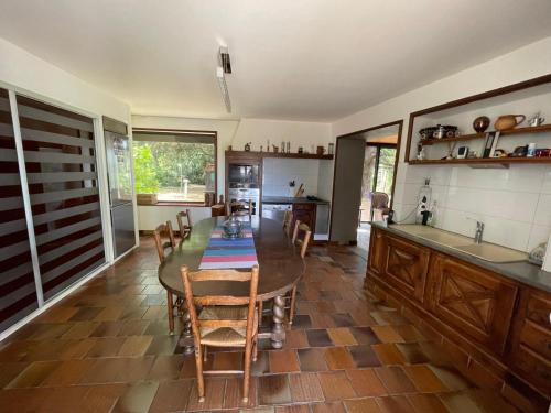 Kuchyň nebo kuchyňský kout v ubytování Demeure de Malaville