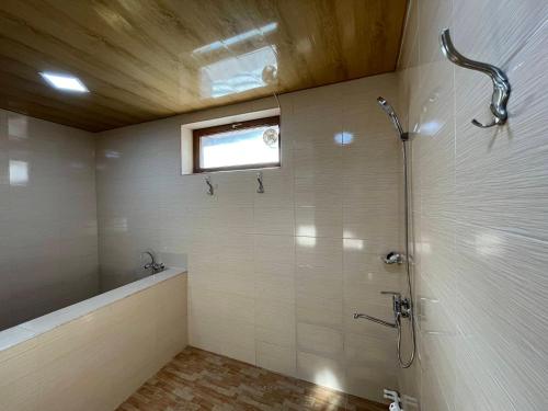 Ένα μπάνιο στο Sky Nest