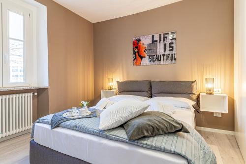 Postel nebo postele na pokoji v ubytování Isolino Bridge apartment by Houset