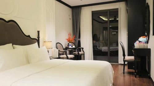 Ένα ή περισσότερα κρεβάτια σε δωμάτιο στο Royal Hotel - Trinh Van Bo, Nam Tu Liem