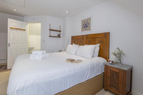 En eller flere senge i et værelse på The Fairways Retreat