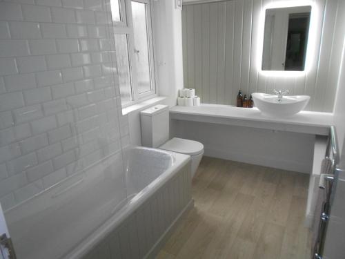 حمام في The OXTED high street studio