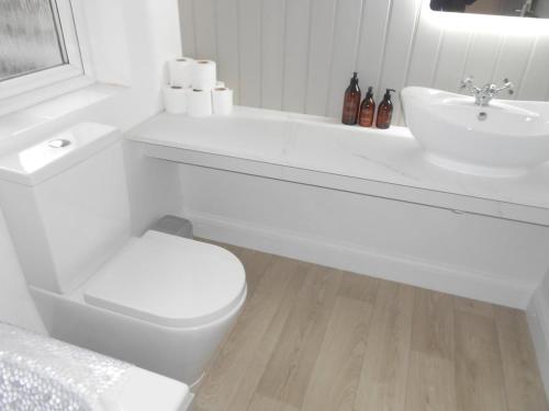 حمام في The OXTED high street studio