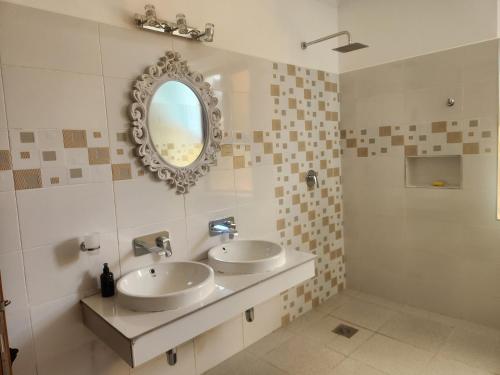 Un baño de Golden Duranta Villas