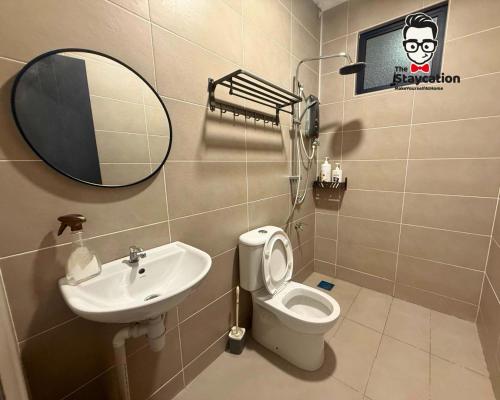 古晋Staycation Homestay 80 Stutong Baru near Aeroville的浴室里有洗手池、马桶和镜子。
