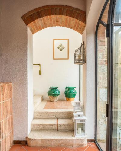 two large green vases sitting on top of stairs at Hotel Monteriggioni in Monteriggioni