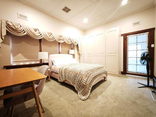 Ένα ή περισσότερα κρεβάτια σε δωμάτιο στο Deepdene 6BR 3BA Large house - Poker Entertainment Room