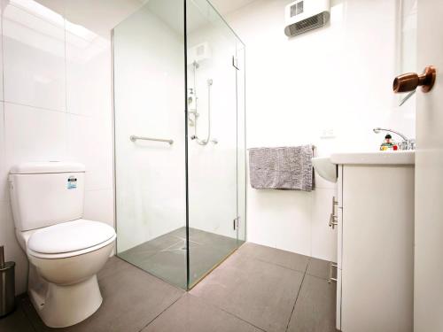 Ένα μπάνιο στο Deepdene 6BR 3BA Large house - Poker Entertainment Room