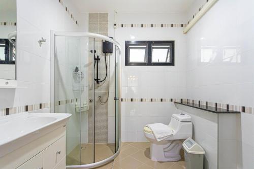 Un baño con ducha, inodoro y lavabo. en Kathu V pool villa 170, en Ban Kathu (1)