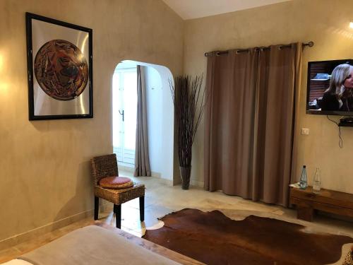 Μια τηλεόραση ή/και κέντρο ψυχαγωγίας στο Maison charmante avec piscine à Saintes-Maries-de-la-Mer