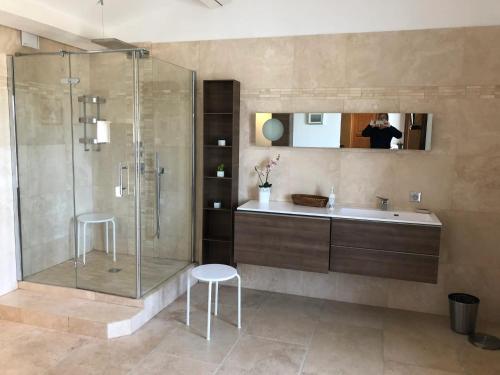 Ένα μπάνιο στο Maison charmante avec piscine à Saintes-Maries-de-la-Mer