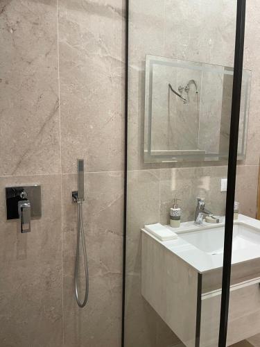 Ένα μπάνιο στο Vila 12