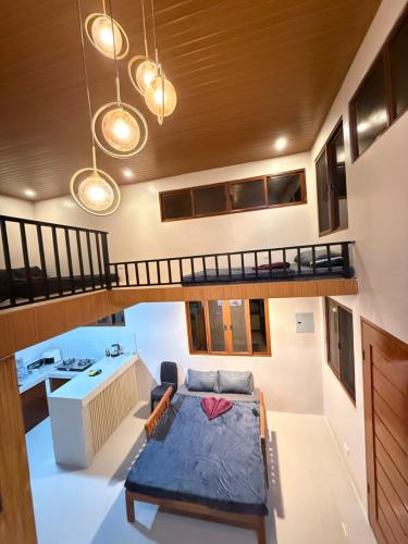 een kamer met een bed in het midden van een kamer bij R&C Transient House in El Nido