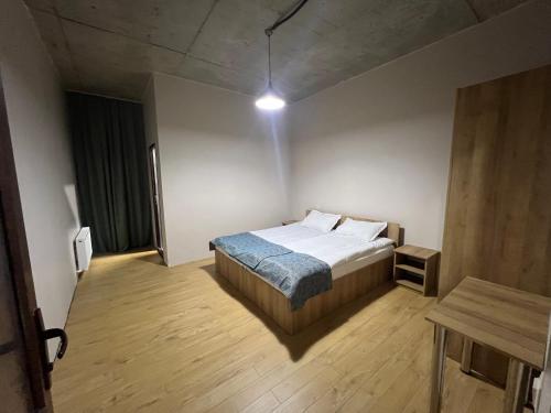 ItʼkhvisiPark Side Hotel Tsalka的一间卧室配有一张床和一张桌子