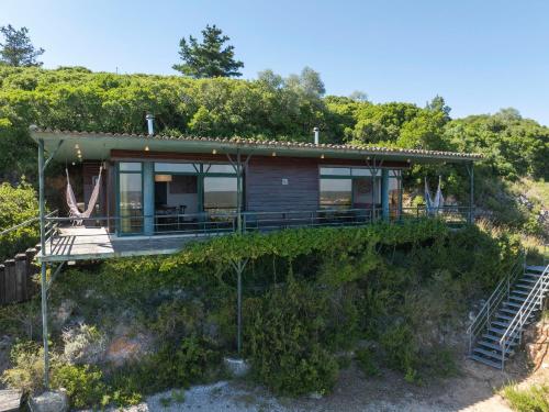 a house on a hill with a garden at Mar de Serra in Rio Maior