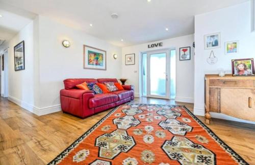 un soggiorno con divano rosso e tappeto di Premium Villa and Lodge Perfect for The Open 2026 a Liverpool
