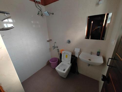 un piccolo bagno con un water e un lavandino di Private Nature Bungalow with Large Outdoor Area a Kankanādi