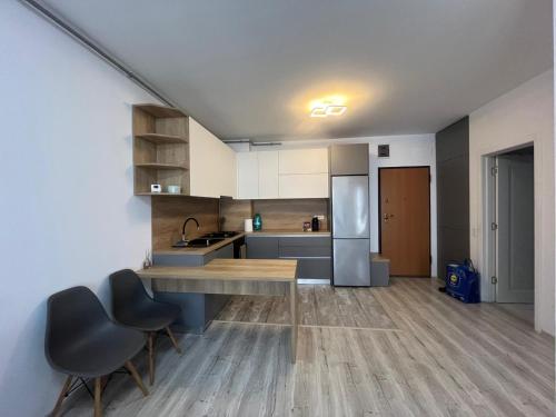 una cucina con tavolo e due sedie di Ella apartment a Timişoara