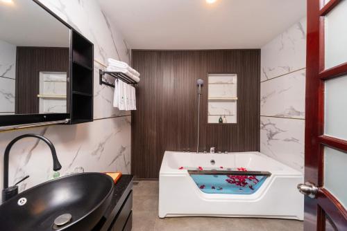 Ένα μπάνιο στο The Palms Hotel