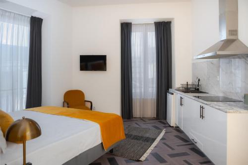 um quarto com uma cama grande e uma cozinha em Glória Suites Hotel em Lisboa