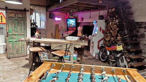 a group of birds sitting on a table in a room at LARCADE Loft Industrial in Castillo de Bayuela