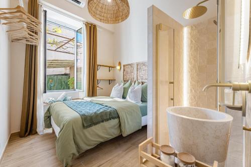 En eller flere senge i et værelse på Cap Riviera charme calme Menton, plage