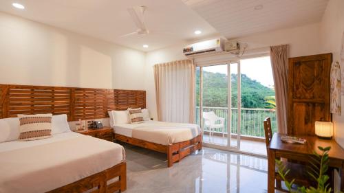 Ένα ή περισσότερα κρεβάτια σε δωμάτιο στο VSR Vriksha Wellness Nature Cure Center