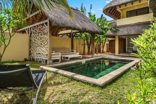 uma piscina no quintal de uma villa em Villa Nayla - Ocean retreat by Sealodge em Rivière Noire