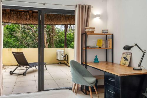 um escritório com uma secretária e cadeiras e uma janela em Villa Nayla - Ocean retreat by Sealodge em Rivière Noire