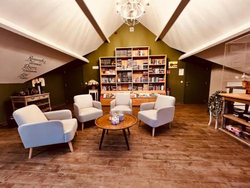 WestvleterenにあるHotel Het Heilig Genotのサロン(椅子、テーブル付)