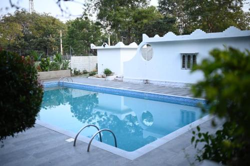 Πισίνα στο ή κοντά στο VSR Vriksha Wellness Nature Cure Center