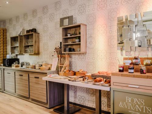 Kuchyň nebo kuchyňský kout v ubytování Mercure Annecy Sud