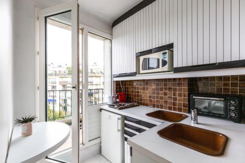Amiral View - Great 1 Bedroom Apartment in Paris