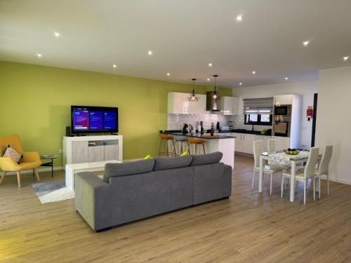 Delightful Cottage with Free Private Parking
