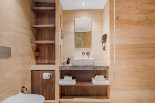 Ένα μπάνιο στο Reef Hotel & Spa