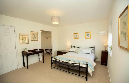 a bedroom with a bed and a desk and a bed sidx sidx sidx at PERFECT BUSINESS ACCOMMODATION at SIDINGS FARM - Luxury Cottage Accommodation - Fully equipped & Self Catering in Pidley