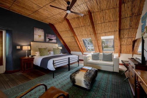 Ένα ή περισσότερα κρεβάτια σε δωμάτιο στο The Farmhouse Hotel