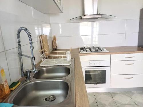 Una cocina o kitchenette en Location spacieuse à Deshaies avec vue sur la mer et montagne