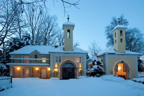 uma casa com duas torres na neve em ARCOTEL Castellani Salzburg em Salzburgo