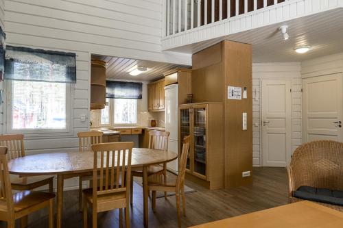 una cucina e una sala da pranzo con tavolo e sedie di Jukuheikki a Kalajoki