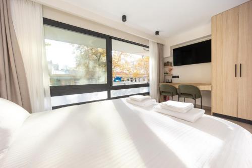 Кровать или кровати в номере Urban Suite Trikala