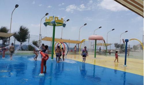 un grupo de personas jugando en un parque acuático en Qawra Seaside Birch Leaf, en St Paul's Bay