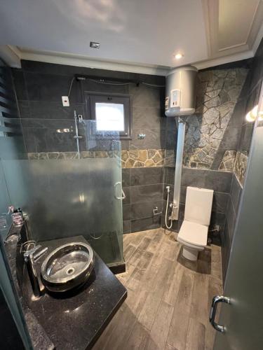 een badkamer met een wastafel en een toilet. bij Private villa in Sheikh Zayed