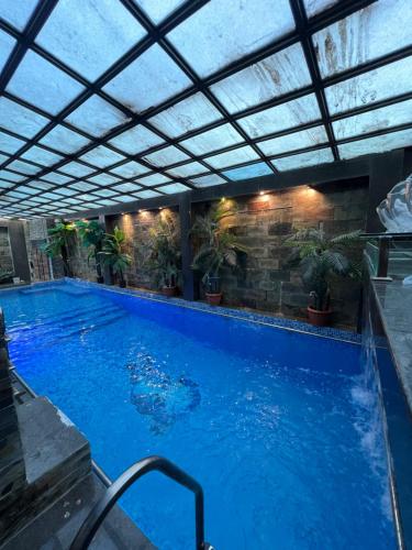 een groot zwembad met een dak erover bij Private villa in Sheikh Zayed