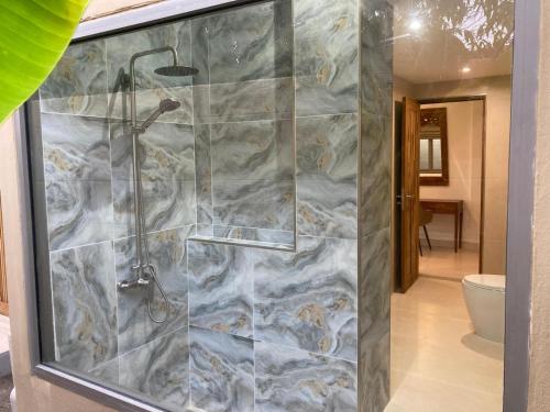 Ένα μπάνιο στο Villa Louise Choengmon bay koh Samui beach, 3 bedrooms, 8 guests, pool and garden